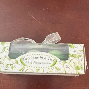 NIB Two Peas in a Pod Salt & Pepper Shakers